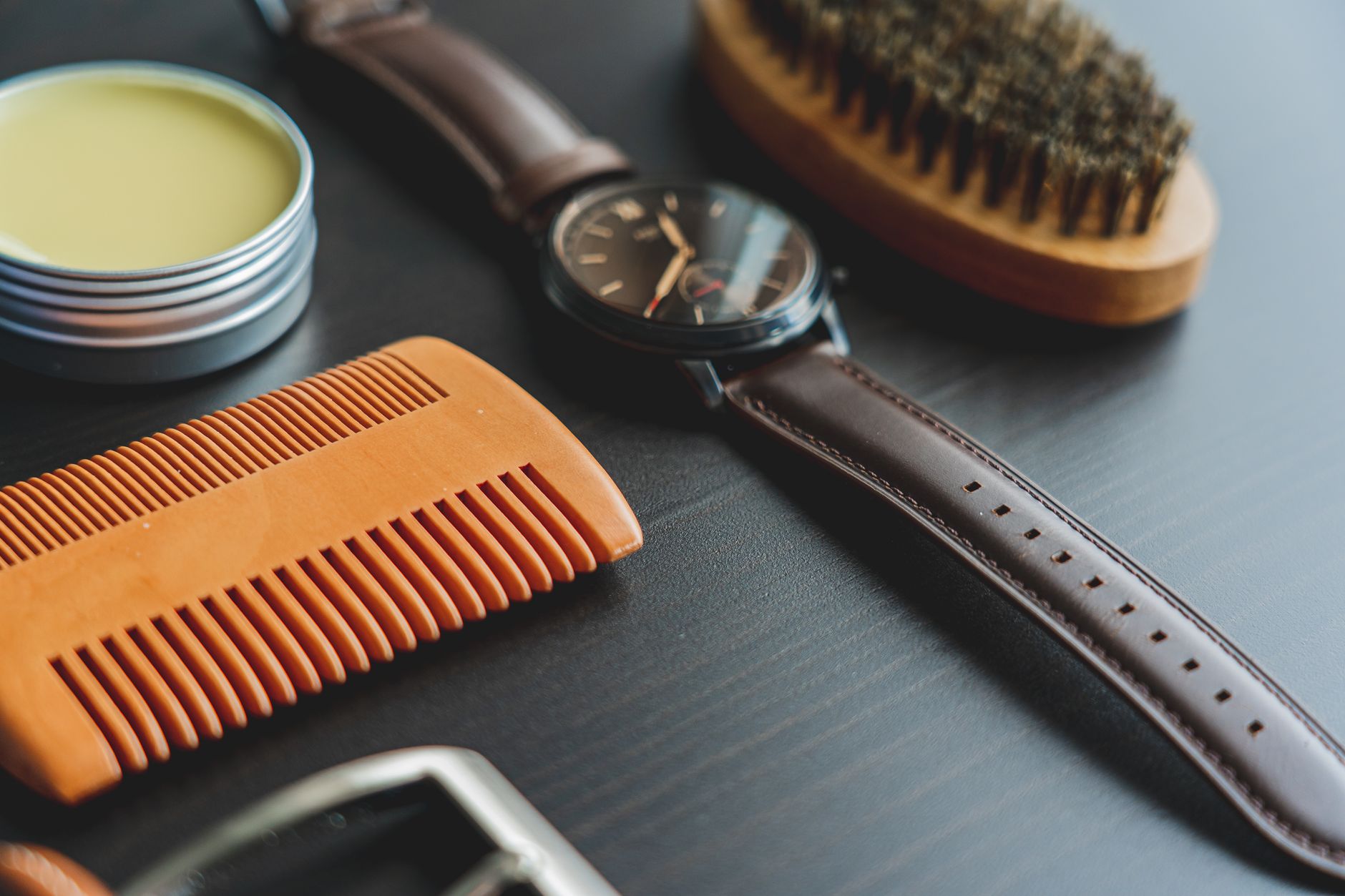Dos botes de pomada para cabello