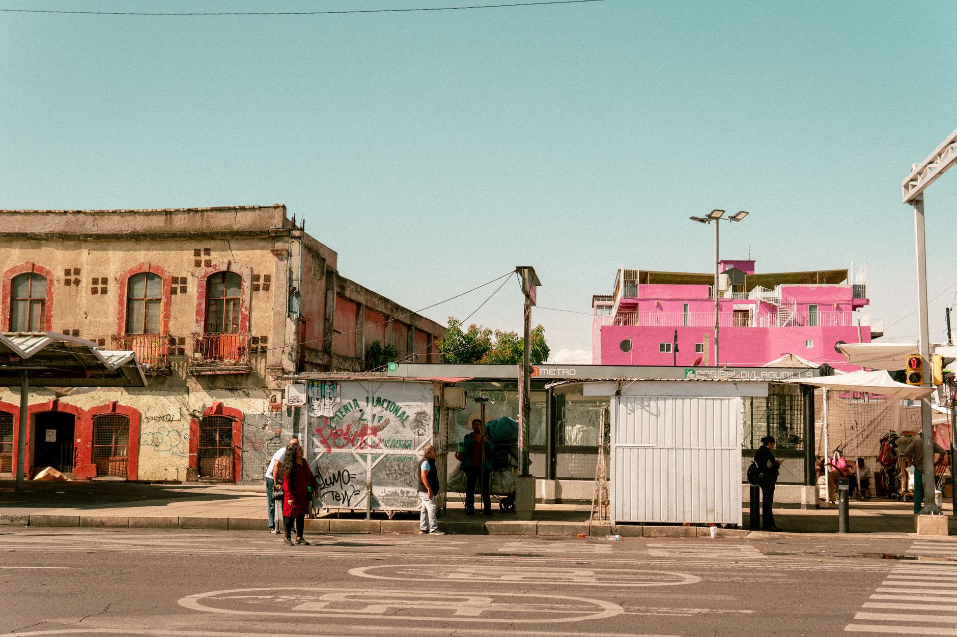 Calle de Roma Norte, Ciudad de México, cerca de la barbería