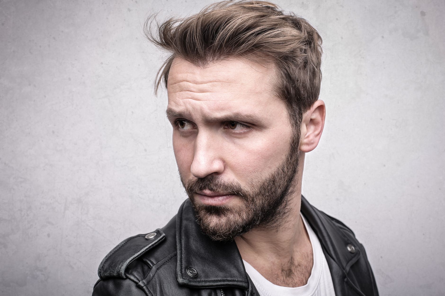 Barba completa bien perfilada