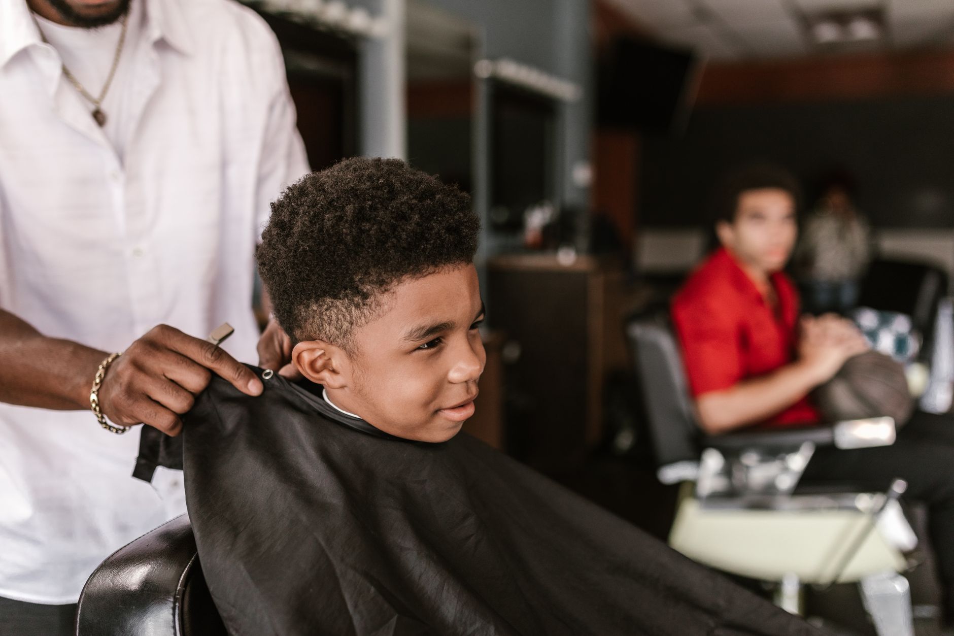Corte infantil en silla elevada