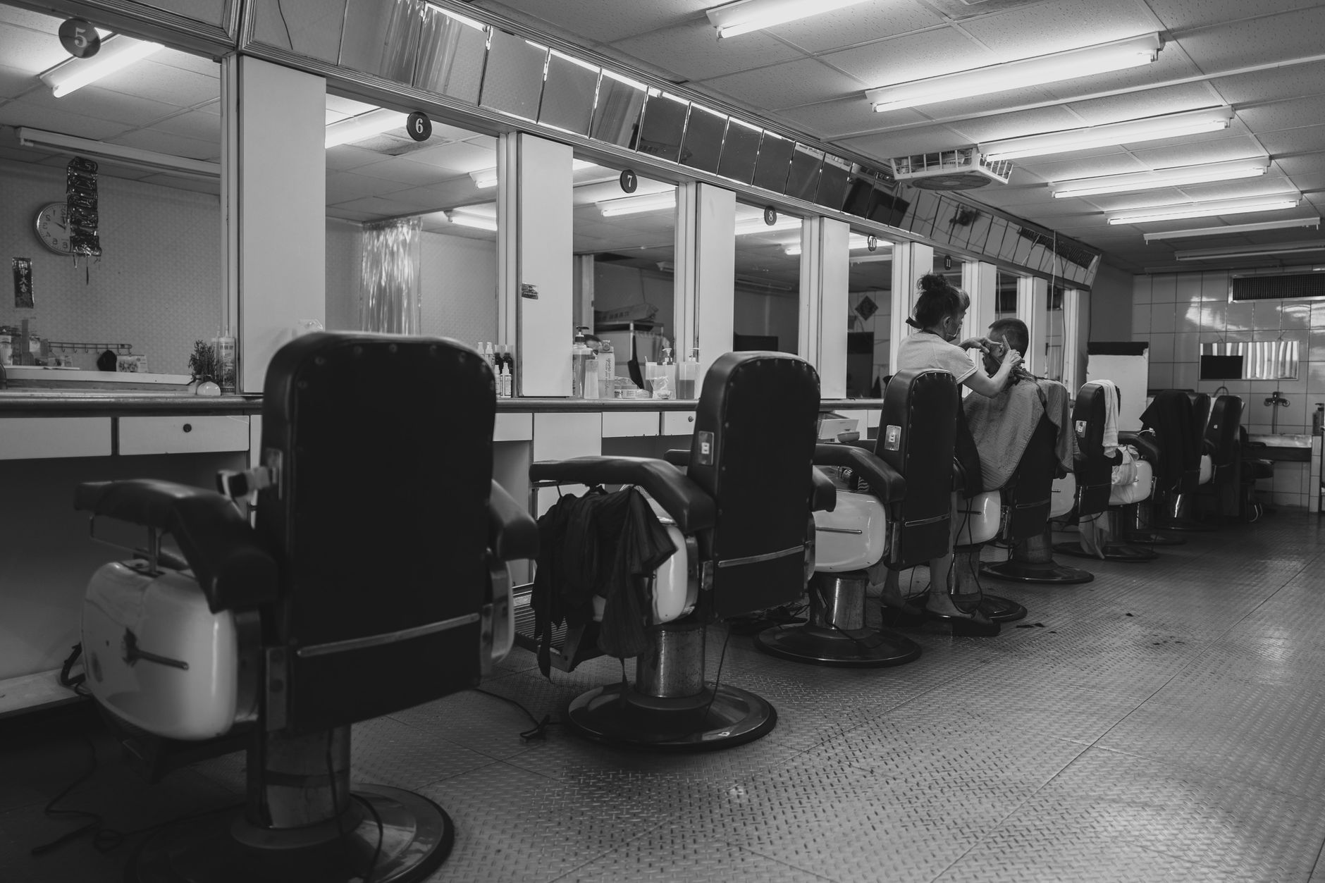 Interior de la barbería Navaoro con sillones de porcelana y azulejo talavera