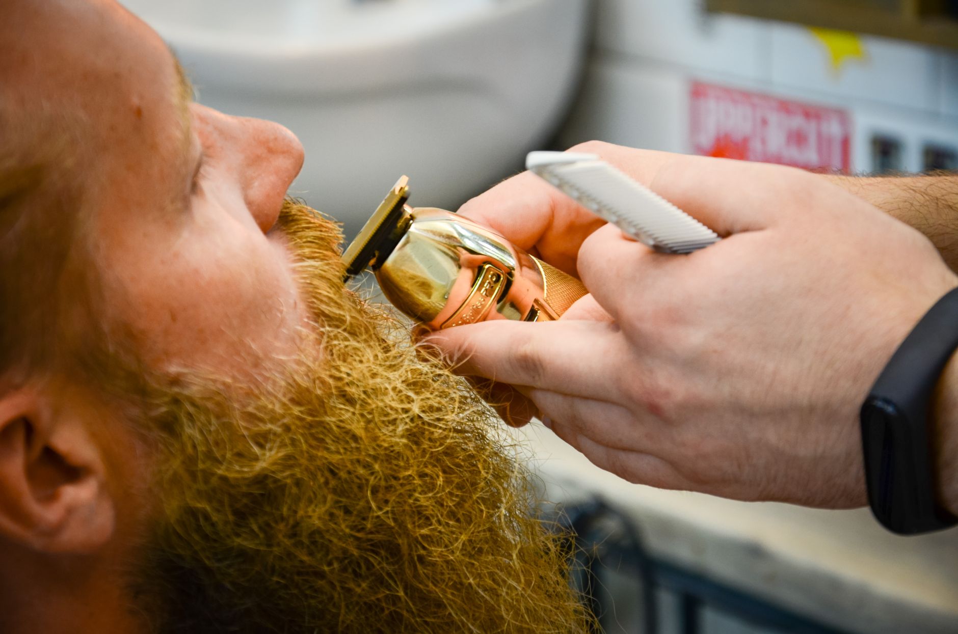 Barbero terminando un corte y arreglo de barba