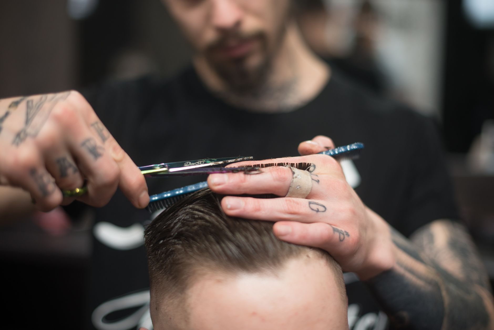 Barbero realizando un corte de cabello a tijera en Navaoro